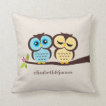 Blue and Yellow Owls Wedding Kussen<br><div class="desc">Deze decoratieve kussens is voorzien van een prachtige vectorillustratie van twee uilen op een tak en is perfect voor elke lente,  zomer,  herfst of winterbruiloft. Pas je aan met je namen,  monogram of initialen en je trouwdag.</div>