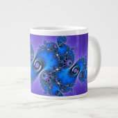 Blue Arabesque op Paars - dun Julia fractal Grote Koffiekop (Voorkant rechts)