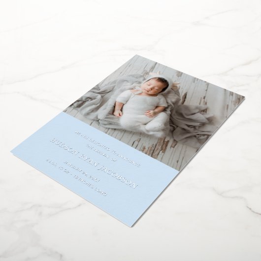 Blue Baby Boy Foto Moderne Geboorteaankondiging Folie Uitnodiging (Gedraaid)