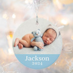 Blue Baby Boy Persoonlijke naam Foto Ornament<br><div class="desc">Eenvoudig elegant foto-ornament voor de Eerste Kerstmis van baby kan worden gepersonaliseerd met een pasgeboren foto en een aangepaste tekst voor de voornaam. Verkies om de zelfde foto op beide kanten of twee verschillende foto's te omvatten. De blauwe achtergrondkleur kan worden veranderd om uw foto's aan te passen!</div>