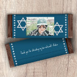 Blue Bar Mitzvah Budget Snoep Bar Wrapper w/Stars Flyer<br><div class="desc">Personaliseer uw eigen Blue Bar Mitzvah chocoladereep of gebakpakket met een op maat gemaakt snoep. Eenvoudig blauw-wit label is aantrekkelijk met uw eigen formulering en zilveren sterren van David. Voeg je eigen citaat op de achterkant voor een finishing touch. Gebruik dit budget gepersonaliseerde wrapper label voor andere partij gunst zakken...</div>