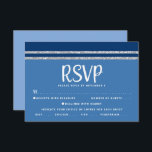 Blue Bar Mitzvah Zilver Tallit Script Bold Modern RSVP Kaartje<br><div class="desc">Wees trots, verheug je en vier deze mijlpaal van je favoriete Bar Mitzvah met deze coole, unieke, moderne, gepersonaliseerde RSVP-insteekkaart voor je evenement! Vette, witte scripttypografie en een marineblauw en zilveren glitter gestreepte tallit geïnspireerde grafische overlay met een eenvoudige, korenbloem blauwe achtergrond. Personaliseer de aangepaste tekst met de "antwoorddatum" en...</div>