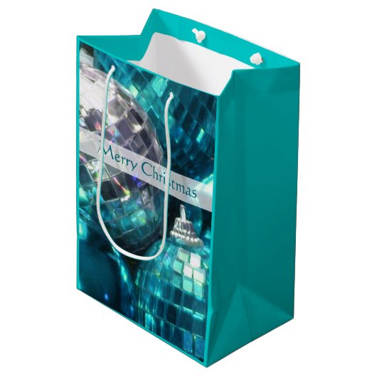 Blue Baubles Merry kerstcadeautas medium Medium Cadeauzakje (Voorkant Gekanteld)