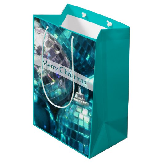 Blue Baubles Merry kerstcadeautas medium Medium Cadeauzakje (Achterkant Gekanteld)