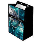 Blue Baubles Merry kerstcadeautas, zwart Medium Cadeauzakje (Achterkant Gekanteld)