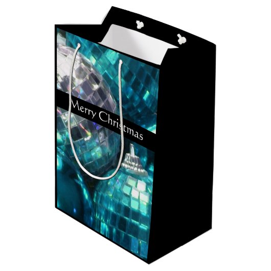 Blue Baubles Merry kerstcadeautas, zwart Medium Cadeauzakje (Achterkant Gekanteld)