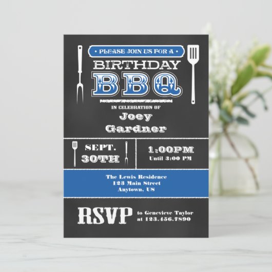 Blue BBQ Birthday Chalkboard Invitation Kaart (Staand voorkant)