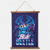 Blue Beetle Retrowave City zonsondergang Hangend Wandkleed (Voorkant)