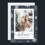 Blue Believe Foto Sneeuwvlok Feestdagenkaart<br><div class="desc">Magische donkerblauwe vakantiekaart met sneeuwvlokken,  sterren en sneeuwval op een donkerblauwe achtergrond. Personaliseer deze Beleef vakantiepas eenvoudig met uw foto en tekst.</div>