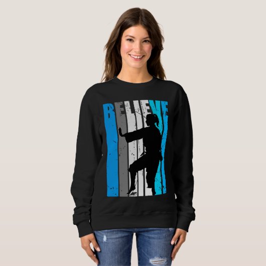 Blue Believe Motivational Girls Karate Retro Graph Trui (Voorkant volledig)