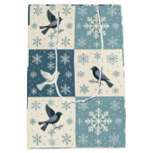 Blue Birds and Snowflakes Christmas Winter Pattern Medium Cadeauzakje (Achterkant)