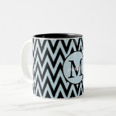 Blue Black Chevron Monogram Tweekleurige Koffiemok (Voorkant links)