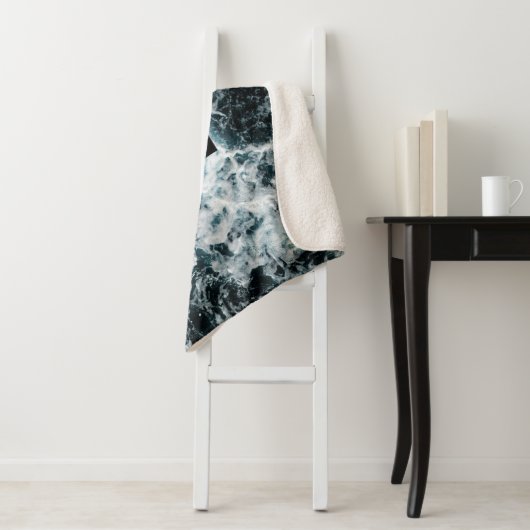 Blue Black Ocean Waves Hawaii Monogram Sherpa Deken (In situ)