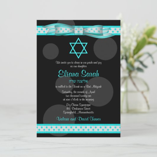 Blue Black Polka Dot Ribbon Bat Mitzvah Uitnodigin Kaart (Staand voorkant)
