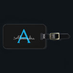 Blue Black Script Girly Monogram Name Bagagelabel<br><div class="desc">Zwart en blauw Monogram Voeg je eigen naam Script Bagagetas Label De tas label maakt de perfecte lieve 16 jarig,  bruiloft,  vrijgezellenfeest,  baby shower of vrijgezellenfeest cadeau voor iemand die haar kamer in stijl versieren.</div>