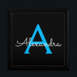 Blue Black Script Girly Monogram Name Cadeaudoosje<br><div class="desc">Zwart en blauw Eenvoudig script Monogram Naam Sieraden Koepelzak Doos. Dit maakt het perfecte afstuderen,  verjaardagscadeau,  bruiloft,  vrijgezellenfeest,  jubileum,  baby shower of vrijgezellenfeest cadeau voor iemand die houdt van glamoureuze en chique stijlen.</div>