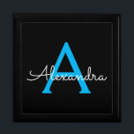 Blue Black Script Girly Monogram Name Cadeaudoosje<br><div class="desc">Zwart en blauw Eenvoudig script Monogram Naam Sieraden Koepelzak Doos. Dit maakt het perfecte afstuderen,  verjaardagscadeau,  bruiloft,  vrijgezellenfeest,  jubileum,  baby shower of vrijgezellenfeest cadeau voor iemand die houdt van glamoureuze en chique stijlen.</div>