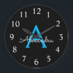 Blue Black Script Girly Monogram Name Grote Klok<br><div class="desc">Blauw en zwart Eenvoudig Script Monogram Naam Klok. Dit maakt het perfecte zoete 16-jarige verjaardagscadeau,  bruiloft,  vrijgezellenfeest,  jubileum,  baby shower of vrijgezellenfeest voor iemand die van glamoureuze luxe en chique stijlen houdt.</div>