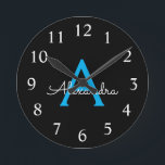 Blue Black Script Girly Monogram Name Ronde Klok<br><div class="desc">Blauw en zwart Eenvoudig Script Monogram Naam Klok. Dit maakt het perfecte zoete 16-jarige verjaardagscadeau,  bruiloft,  vrijgezellenfeest,  jubileum,  baby shower of vrijgezellenfeest voor iemand die van glamoureuze luxe en chique stijlen houdt.</div>