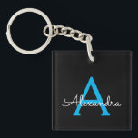 Blue Black Script Girly Monogram Name Sleutelhanger<br><div class="desc">Zwart en blauw Eenvoudig Script Monogram Naam Sleutelhanger. Dit maakt het perfecte zoete 16-jarige verjaardagscadeau,  bruiloft,  vrijgezellenfeest,  jubileum,  baby shower of vrijgezellenfeest voor iemand die van glamoureuze luxe en chique stijlen houdt.</div>