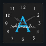 Blue Black Script Girly Monogram Name Vierkante Klok<br><div class="desc">Blauw en zwart Script Monogram naamklok. Dit maakt het perfecte zoete 16-jarige verjaardagscadeau,  bruiloft,  vrijgezellenfeest,  jubileum,  baby shower of vrijgezellenfeest voor iemand die van glamoureuze luxe en chique stijlen houdt.</div>