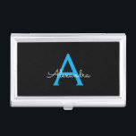 Blue Black Script Girly Monogram Name Visitekaarthouder<br><div class="desc">Zwart en blauw Eenvoudig Script Monogram Naam visitekaarthouder. Dit maakt het perfecte zoete 16-jarige verjaardagscadeau,  bruiloft,  vrijgezellenfeest,  jubileum,  baby shower of vrijgezellenfeest voor iemand die van glamoureuze luxe en chique stijlen houdt.</div>