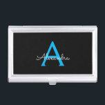 Blue Black Script Girly Monogram Name Visitekaarthouder<br><div class="desc">Zwart en blauw Eenvoudig Script Monogram Naam visitekaarthouder. Dit maakt het perfecte zoete 16-jarige verjaardagscadeau,  bruiloft,  vrijgezellenfeest,  jubileum,  baby shower of vrijgezellenfeest voor iemand die van glamoureuze luxe en chique stijlen houdt.</div>