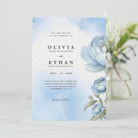 Blue Blush Bloemen Huwelijksuitnodiging Kaart (Staand voorkant)