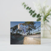 Blue BMX Balancing on Ledge Briefkaart (Staand voorkant)