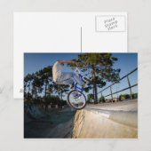 Blue BMX Balancing on Ledge Briefkaart (Voorkant / Achterkant)