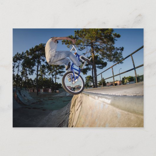 Blue BMX Balancing on Ledge Briefkaart (Voorkant)