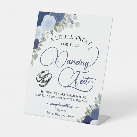 Blue Boho Rozen Dansende Voeten Flip Flop Wedding Reclamebord Met Voetstuk (Voorkant)