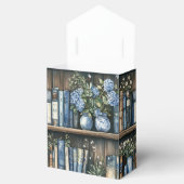 Blue Books and Flowers on Bookshelf Bedankdoosjes (Geopend)