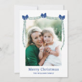Blue Bow-Adorned Garland Vrolijke Kerstfoto Feestdagenkaart (Voorkant)