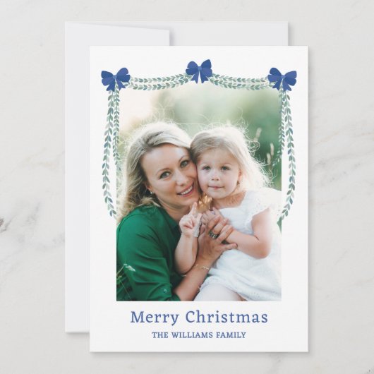 Blue Bow-Adorned Garland Vrolijke Kerstfoto Feestdagenkaart (Voorkant)