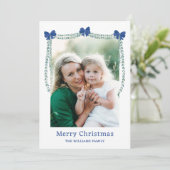Blue Bow-Adorned Garland Vrolijke Kerstfoto Feestdagenkaart (Staand voorkant)