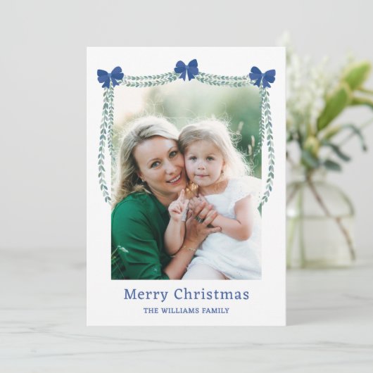 Blue Bow-Adorned Garland Vrolijke Kerstfoto Feestdagenkaart (Staand voorkant)
