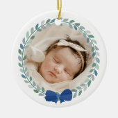 Blue Bow-Adorned Krans Baby's Eerste Kerstmis Keramisch Ornament (Voorkant)