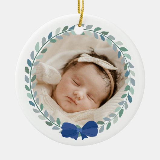 Blue Bow-Adorned Krans Baby's Eerste Kerstmis Keramisch Ornament (Voorkant)
