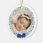 Blue Bow-Adorned Krans Baby's Eerste Kerstmis Keramisch Ornament (Links)
