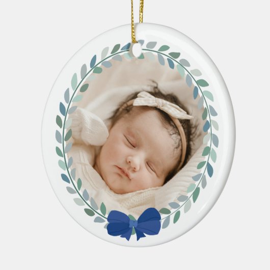 Blue Bow-Adorned Krans Baby's Eerste Kerstmis Keramisch Ornament (Links)