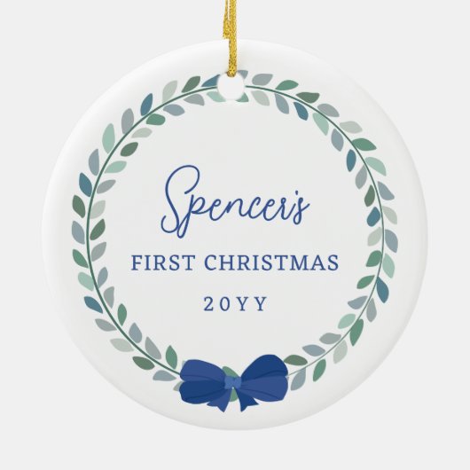 Blue Bow-Adorned Krans Baby's Eerste Kerstmis Keramisch Ornament (Achterkant)