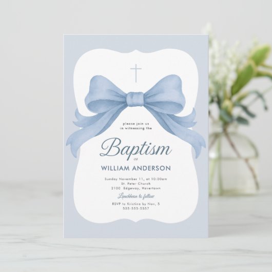 Blue Bow Boy Doop Uitnodiging met Kruiskrans (Staand voorkant)