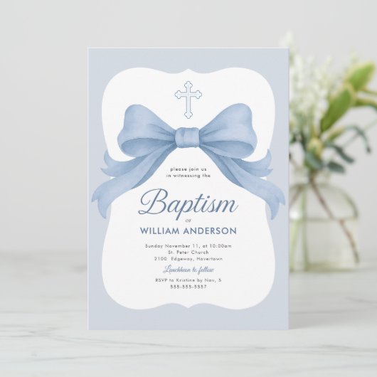 Blue Bow Boy Doop Uitnodiging met Kruiskrans (Staand voorkant)