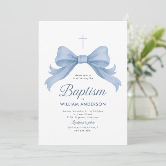 Blue Bow Boy Doop Uitnodiging met Kruiskrans (Staand voorkant)