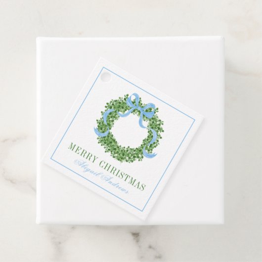 Blue Bow Christmas Boxwood Wreath Bedankjes Labels (In situ)