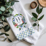 Blue Bow Coastal Christmas nautische monogram Theedoek<br><div class="desc">Breng elegante charme aan zee naar uw keuken met deze gepersonaliseerde kust kersttheedoek. Met een waterverf krans van feestelijk groen, een krab, vuurtoren en nautische details aan elkaar gebonden met een blauwe boog, dit ontwerp lijsten uw monogram prachtig. De patterende rand voegt een verfijnd tintje toe, perfect voor een kokette-grootmakersvakantie-inrichting...</div>