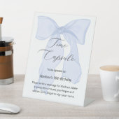Blue Bow Coquette 1st Birthday Time Capsule Reclamebord Met Voetstuk (Insitu)