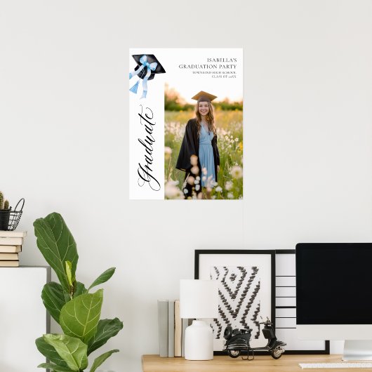 Blue Bow Coquette Graduation Cap Afstuderen Welkom Poster (Thuiskantoor)