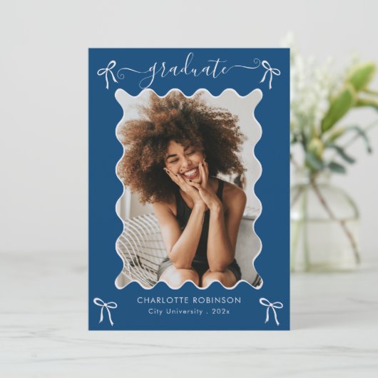 Blue Bow Graduation Party aankondiging (Staand voorkant)